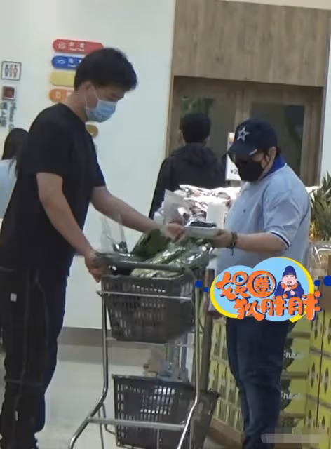 51歲韓紅疑帶男友聚會,男方扶腰行為親密,曾被拍一起買菜回家
