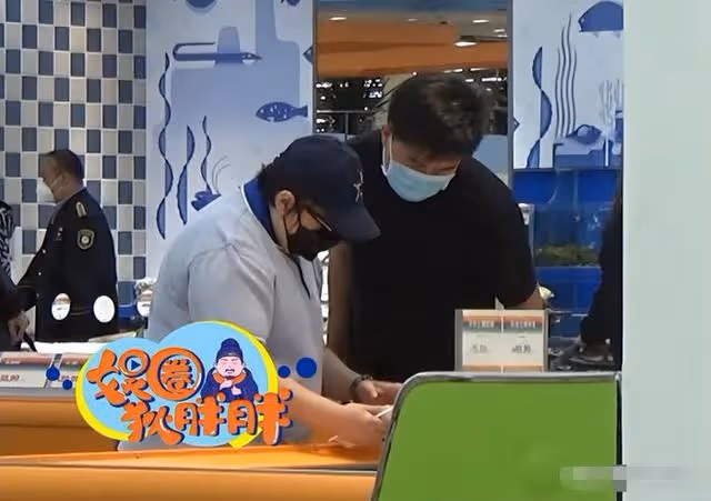 51歲韓紅疑帶男友聚會,男方扶腰行為親密,曾被拍一起買菜回家