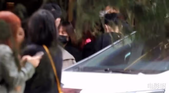 王俊凱黑T運動褲參與彩排,即使換上西裝,不減正氣,下一部不是軍旅戲嗎