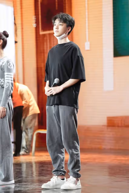 王俊凱黑T運動褲參與彩排,即使換上西裝,不減正氣,下一部不是軍旅戲嗎