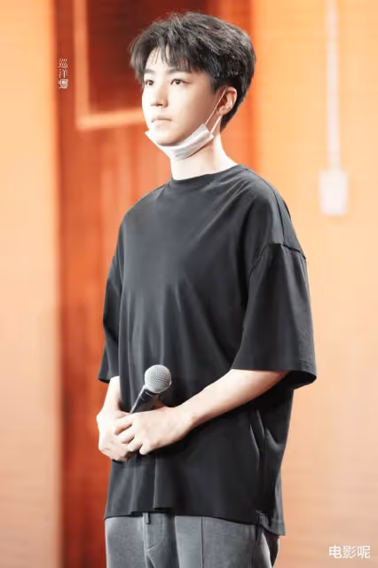 王俊凱黑T運動褲參與彩排,即使換上西裝,不減正氣,下一部不是軍旅戲嗎