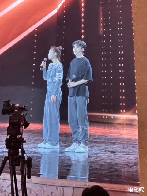 王俊凱黑T運動褲參與彩排,即使換上西裝,不減正氣,下一部不是軍旅戲嗎