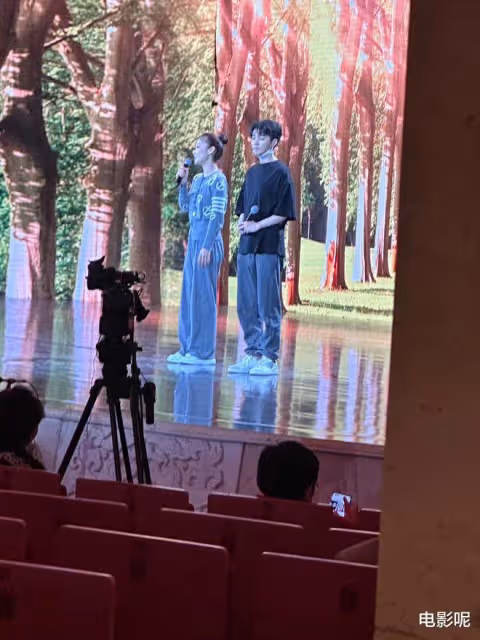 王俊凱黑T運動褲參與彩排,即使換上西裝,不減正氣,下一部不是軍旅戲嗎
