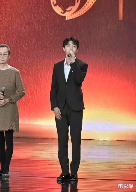 王俊凱黑T運動褲參與彩排,即使換上西裝,不減正氣,下一部不是軍旅戲嗎