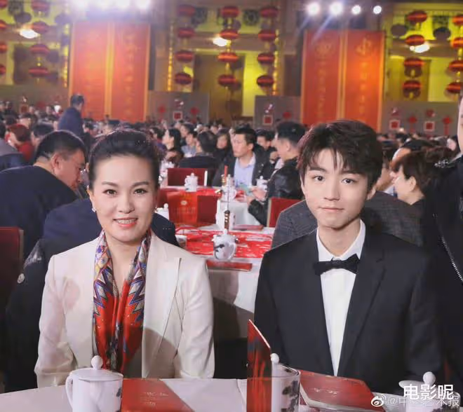 王俊凱黑T運動褲參與彩排，即使換上西裝，不減正氣，下一部不是軍旅戲嗎