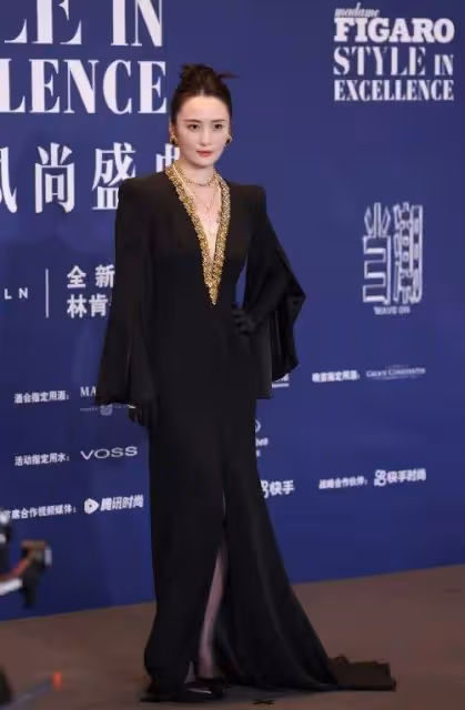 2天3場明星紅毯:有人驚艷,臉上動刀痕跡搶鏡,還有流水線上的