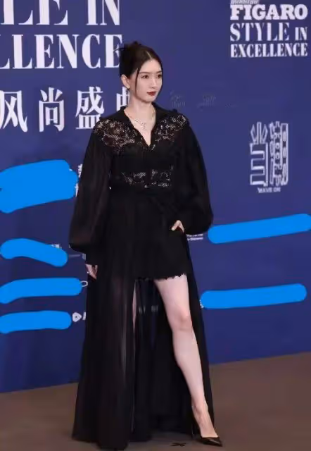 2天3場明星紅毯:有人驚艷,臉上動刀痕跡搶鏡,還有流水線上的