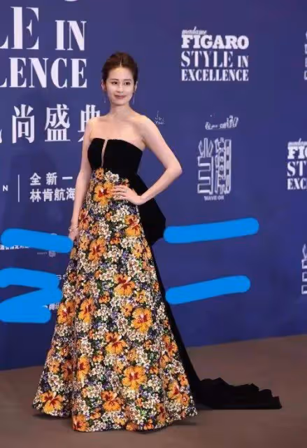 2天3場明星紅毯:有人驚艷,臉上動刀痕跡搶鏡,還有流水線上的
