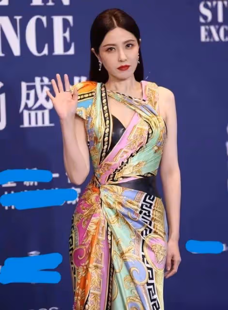 2天3場明星紅毯:有人驚艷,臉上動刀痕跡搶鏡,還有流水線上的