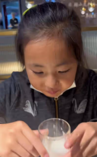 知名演員董勇勸未成年女兒喝酒惹爭議!8歲愛女很聽話,連喝2大口