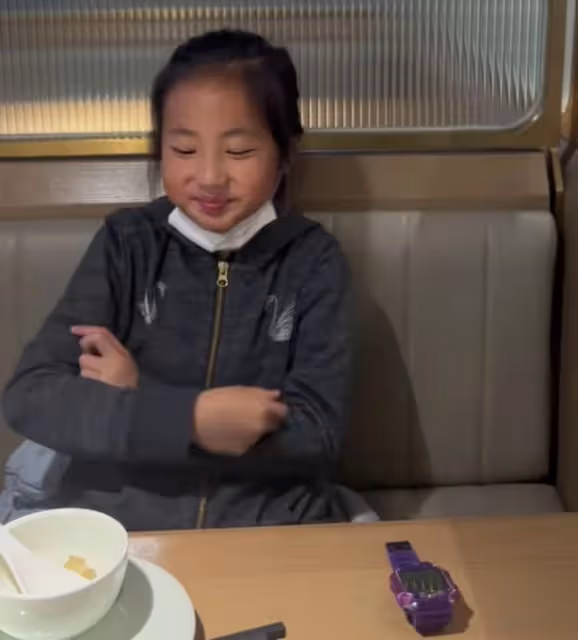知名演員董勇勸未成年女兒喝酒惹爭議!8歲愛女很聽話,連喝2大口