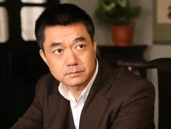 知名演員董勇勸未成年女兒喝酒惹爭議!8歲愛女很聽話,連喝2大口