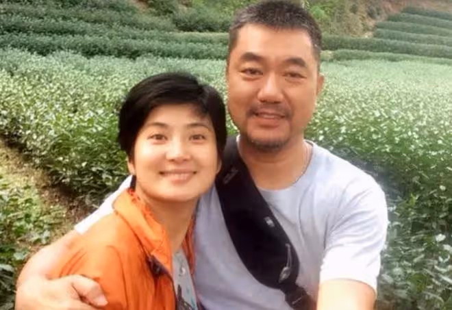 知名演員董勇勸未成年女兒喝酒惹爭議!8歲愛女很聽話,連喝2大口