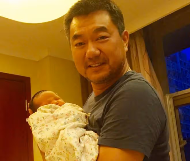 知名演員董勇勸未成年女兒喝酒惹爭議!8歲愛女很聽話,連喝2大口
