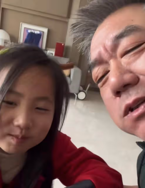 知名演員董勇勸未成年女兒喝酒惹爭議!8歲愛女很聽話,連喝2大口