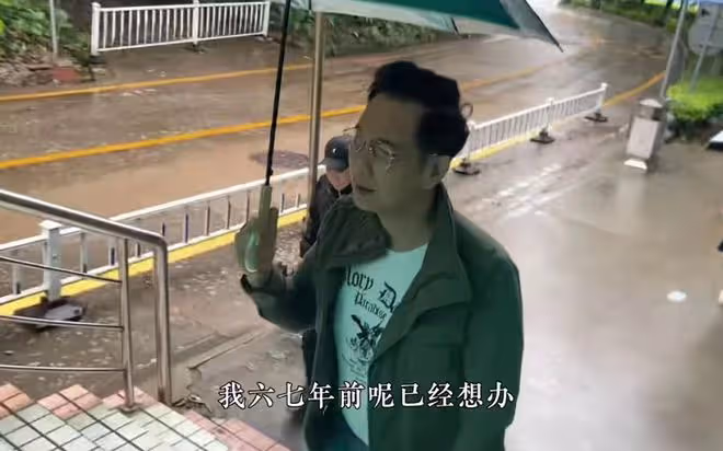 58歲港星陳啟泰辦內地駕駛證!展示證件笑開懷,已有近40年駕齡