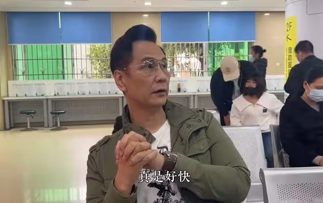 58歲港星陳啟泰辦內地駕駛證!展示證件笑開懷,已有近40年駕齡