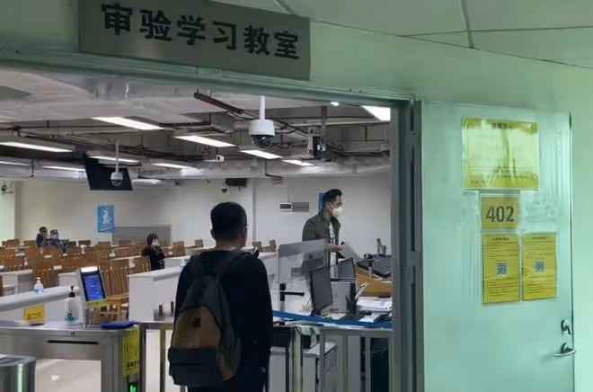 58歲港星陳啟泰辦內地駕駛證!展示證件笑開懷,已有近40年駕齡