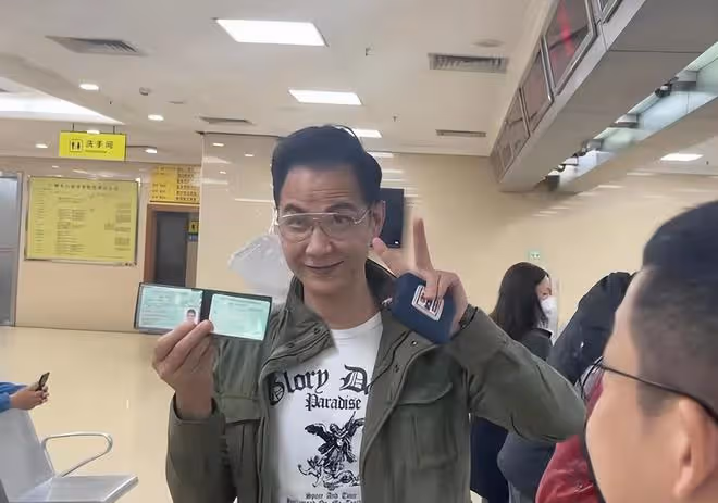 58歲港星陳啟泰辦內地駕駛證!展示證件笑開懷,已有近40年駕齡