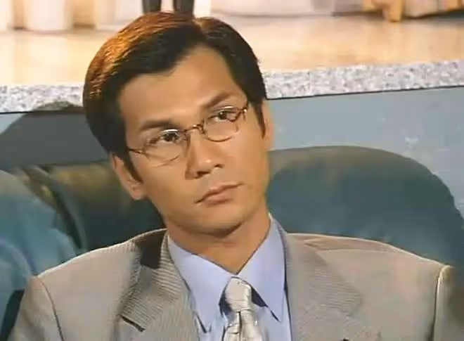 58歲港星陳啟泰辦內地駕駛證!展示證件笑開懷,已有近40年駕齡
