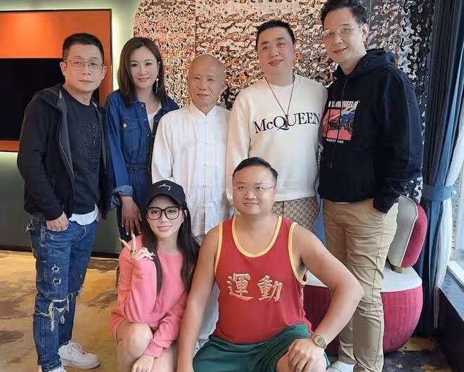 58歲港星陳啟泰辦內地駕駛證!展示證件笑開懷,已有近40年駕齡