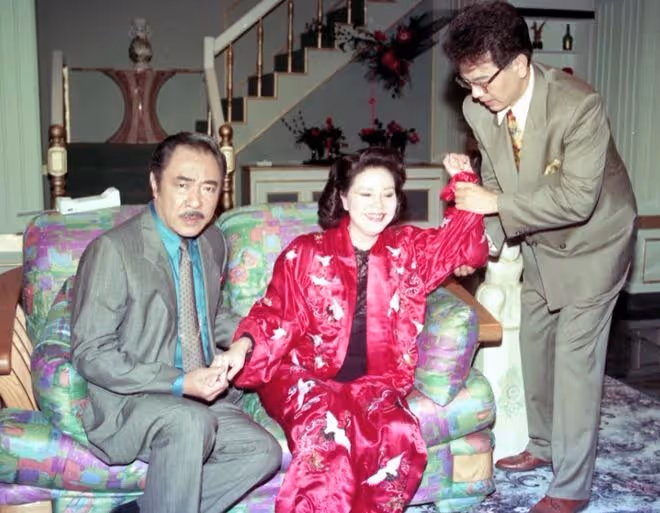 老戲骨歸亞蕾全家移居美國，罕露面打扮似貴婦，住豪宅生活愜意