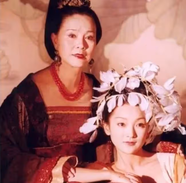 老戲骨歸亞蕾全家移居美國，罕露面打扮似貴婦，住豪宅生活愜意