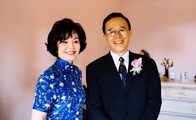 老戲骨歸亞蕾全家移居美國,罕露面打扮似貴婦,住豪宅生活愜意