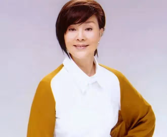 老戲骨歸亞蕾全家移居美國,罕露面打扮似貴婦,住豪宅生活愜意