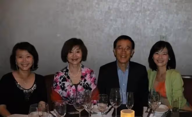 老戲骨歸亞蕾全家移居美國,罕露面打扮似貴婦,住豪宅生活愜意