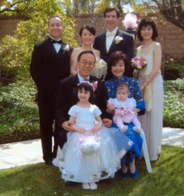 老戲骨歸亞蕾全家移居美國,罕露面打扮似貴婦,住豪宅生活愜意