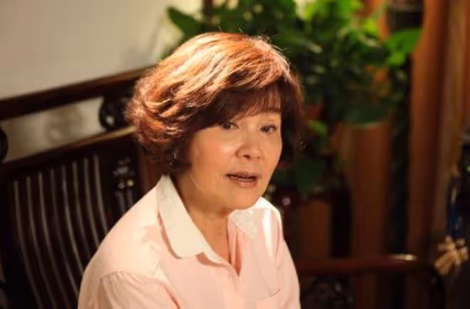 老戲骨歸亞蕾全家移居美國,罕露面打扮似貴婦,住豪宅生活愜意
