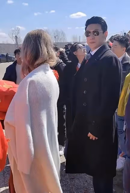 真掉價!陸毅鮑蕾出席網紅婚禮,滿臉褶子顯滄桑,唱歌跑調好難聽