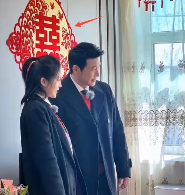 真掉價!陸毅鮑蕾出席網紅婚禮,滿臉褶子顯滄桑,唱歌跑調好難聽