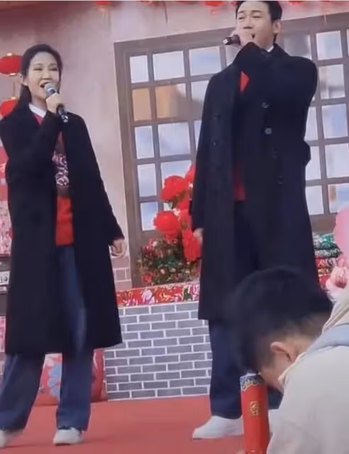 真掉價!陸毅鮑蕾出席網紅婚禮,滿臉褶子顯滄桑,唱歌跑調好難聽