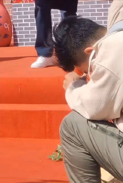 真掉價!陸毅鮑蕾出席網紅婚禮,滿臉褶子顯滄桑,唱歌跑調好難聽