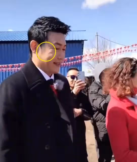 真掉價!陸毅鮑蕾出席網紅婚禮,滿臉褶子顯滄桑,唱歌跑調好難聽
