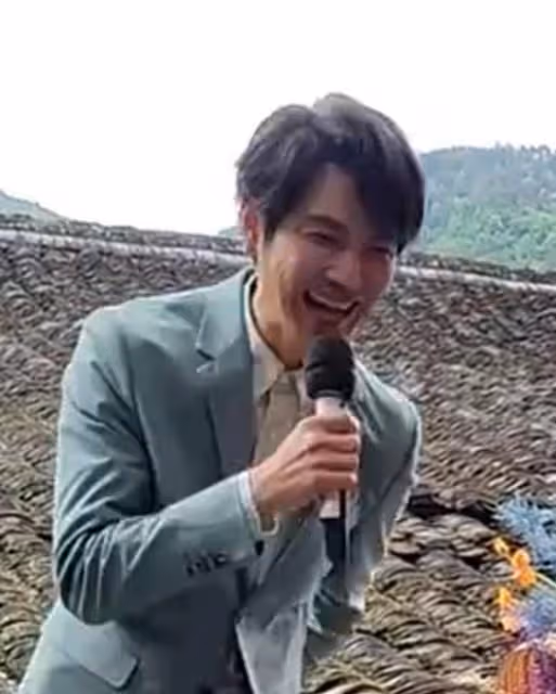 真掉價!陸毅鮑蕾出席網紅婚禮,滿臉褶子顯滄桑,唱歌跑調好難聽