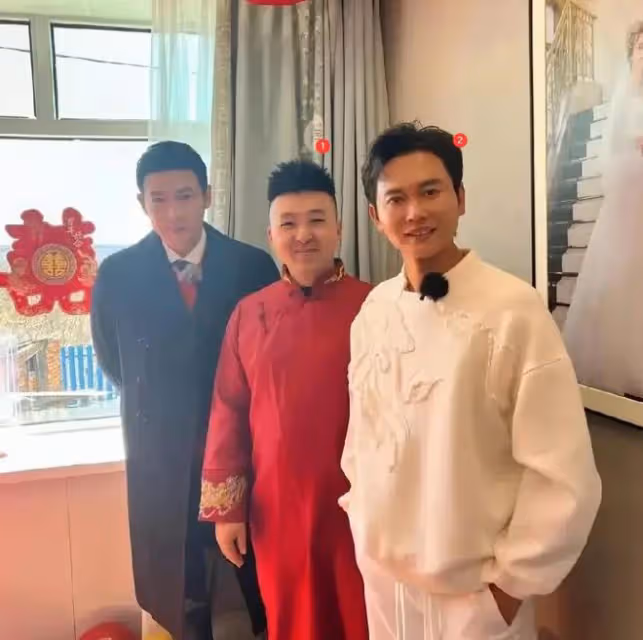 真掉價!陸毅鮑蕾出席網紅婚禮,滿臉褶子顯滄桑,唱歌跑調好難聽