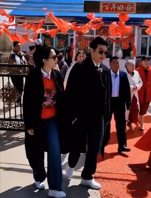真掉價!陸毅鮑蕾出席網紅婚禮,滿臉褶子顯滄桑,唱歌跑調好難聽