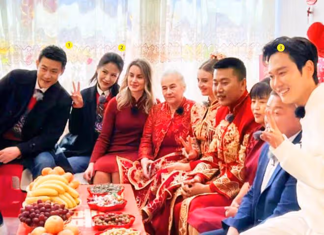 真掉價!陸毅鮑蕾出席網紅婚禮,滿臉褶子顯滄桑,唱歌跑調好難聽