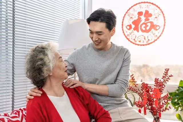 誰給我養老我把錢給誰，知道老人有四十萬存款，兒子兒媳後悔了