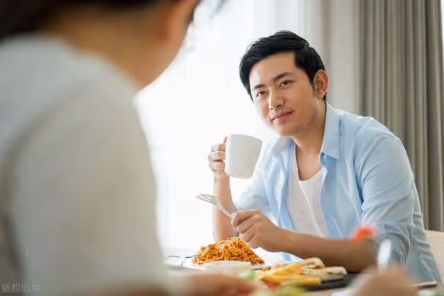 誰給我養老我把錢給誰，知道老人有四十萬存款，兒子兒媳後悔了