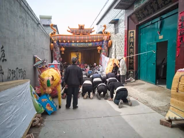 清明節回老家掃墓，父親不允許我的女兒們祭祖，還讓我給侄子買房