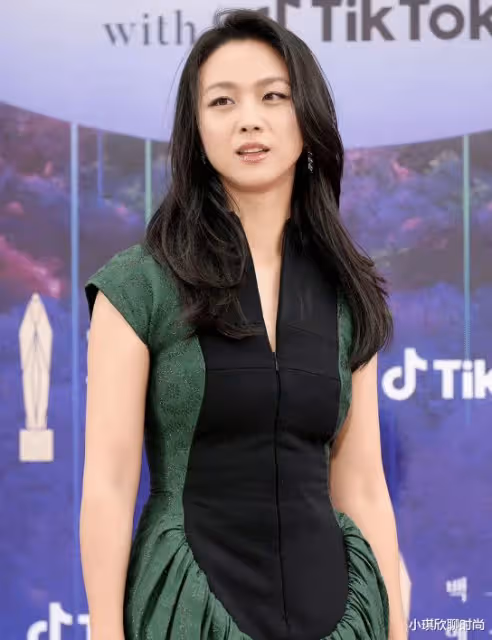 時隔12年,湯唯二封百想影后,到底憑什麼「征服」了韓國人?