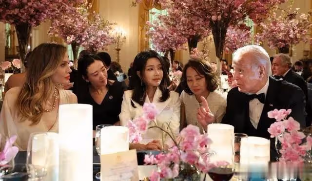 和第一性感女星朱莉正面交鋒,金建希竟然贏了,東方神韻迷倒眾生