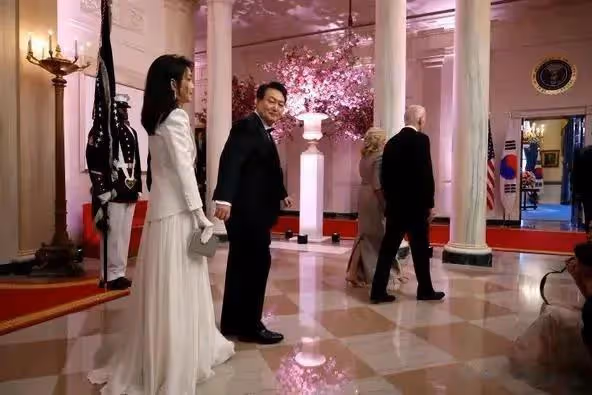和第一性感女星朱莉正面交鋒,金建希竟然贏了,東方神韻迷倒眾生