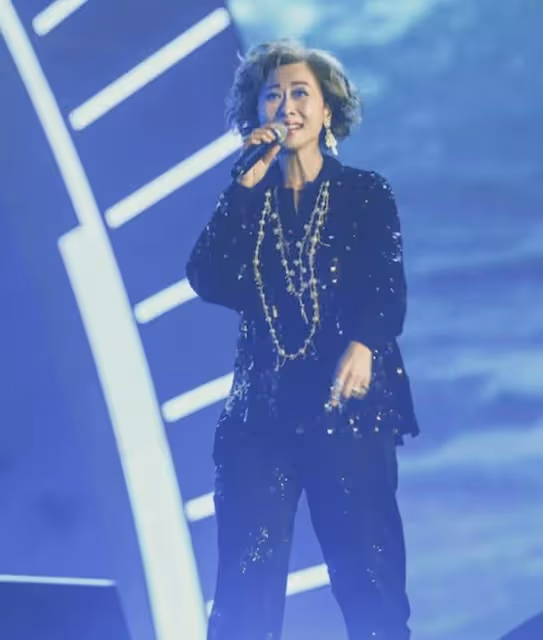 狂走音遭狠批!55歲周慧敏演唱會表現失准,網友:之前形象都毀了
