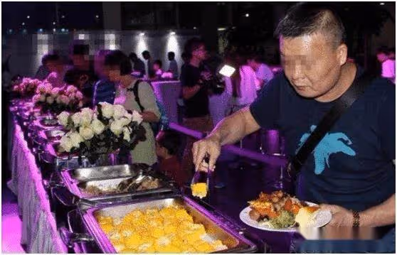 客人吃自助餐剩大半,被罰10750元,淡定付錢離開,老闆:出大事了,快把他追回來