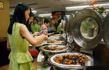 客人吃自助餐剩大半,被罰10750元,淡定付錢離開,老闆:出大事了,快把他追回來